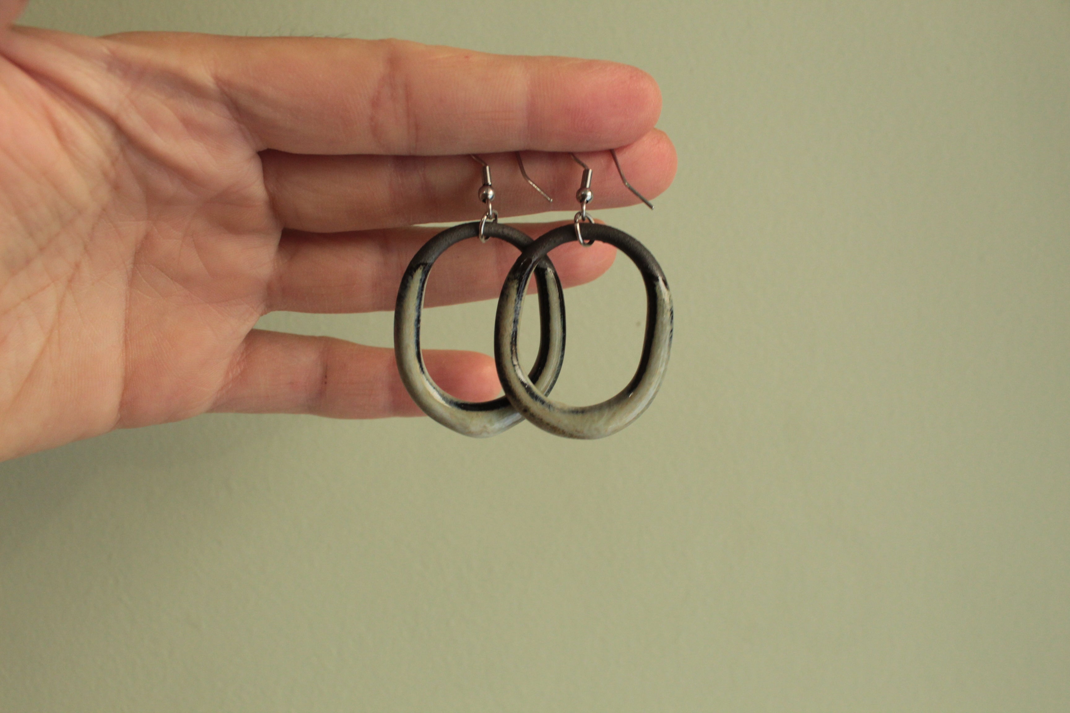 Black and beige oval hoop dangling earrings