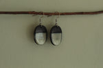 Load image into Gallery viewer, Black and beige oval dangling earrings
