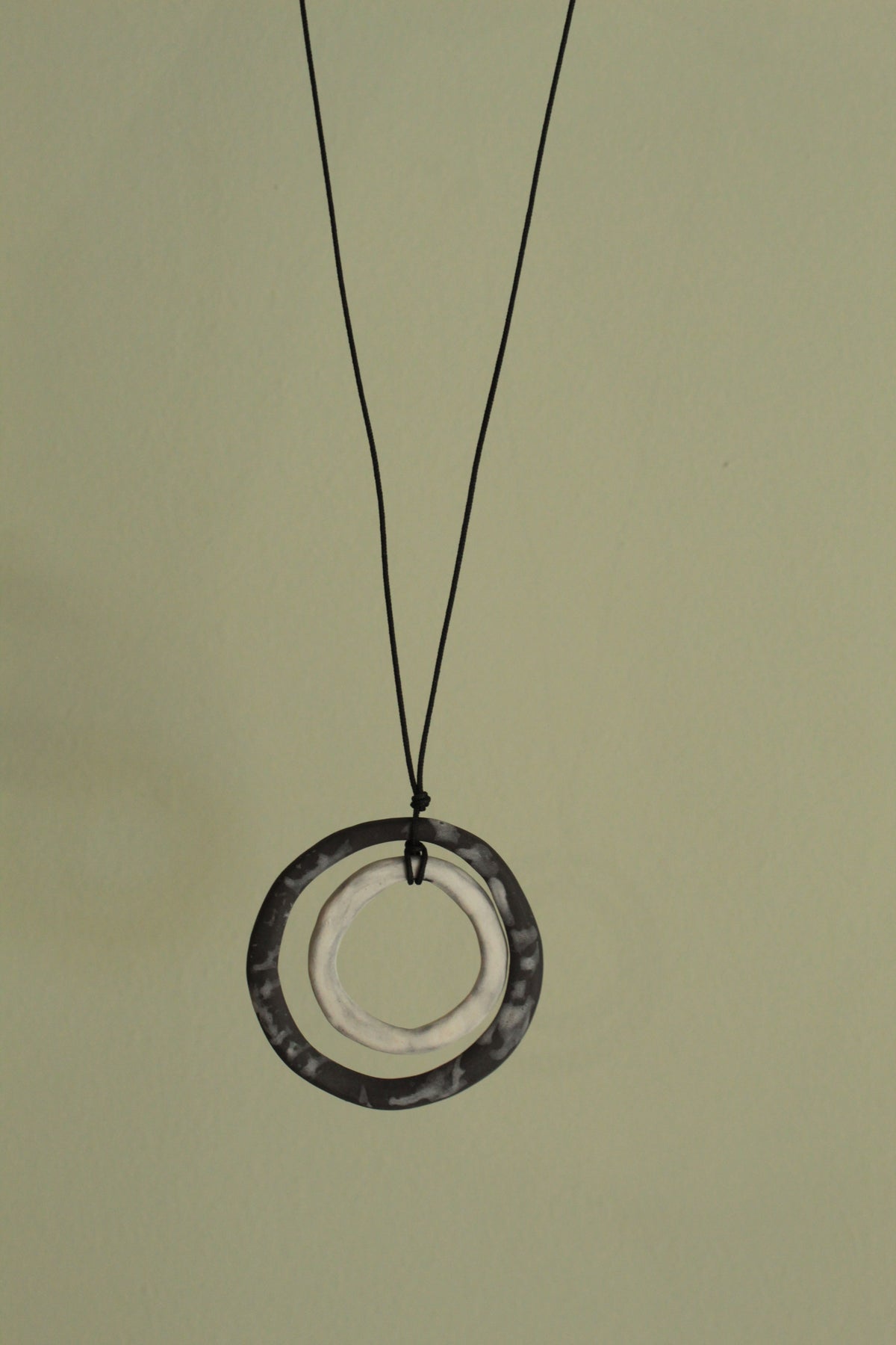 Black and white hoops porcelain necklace with white design