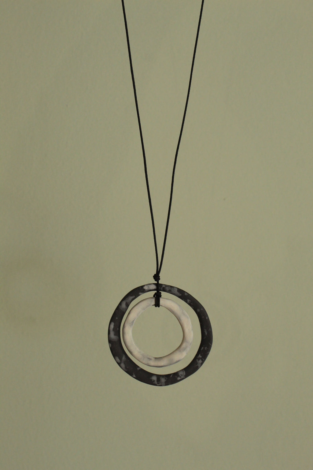 Black and white hoops porcelain necklace with white design