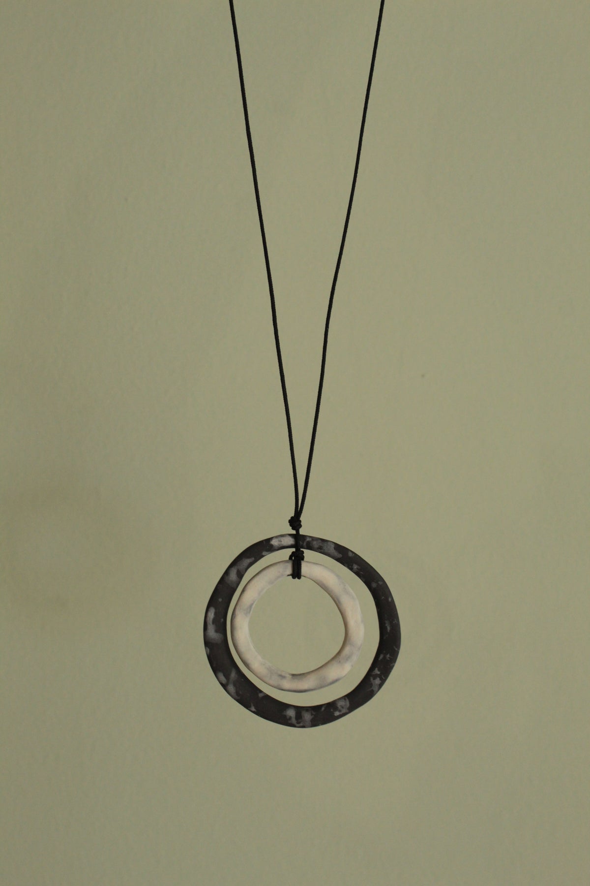 Black and white hoops porcelain necklace with white design