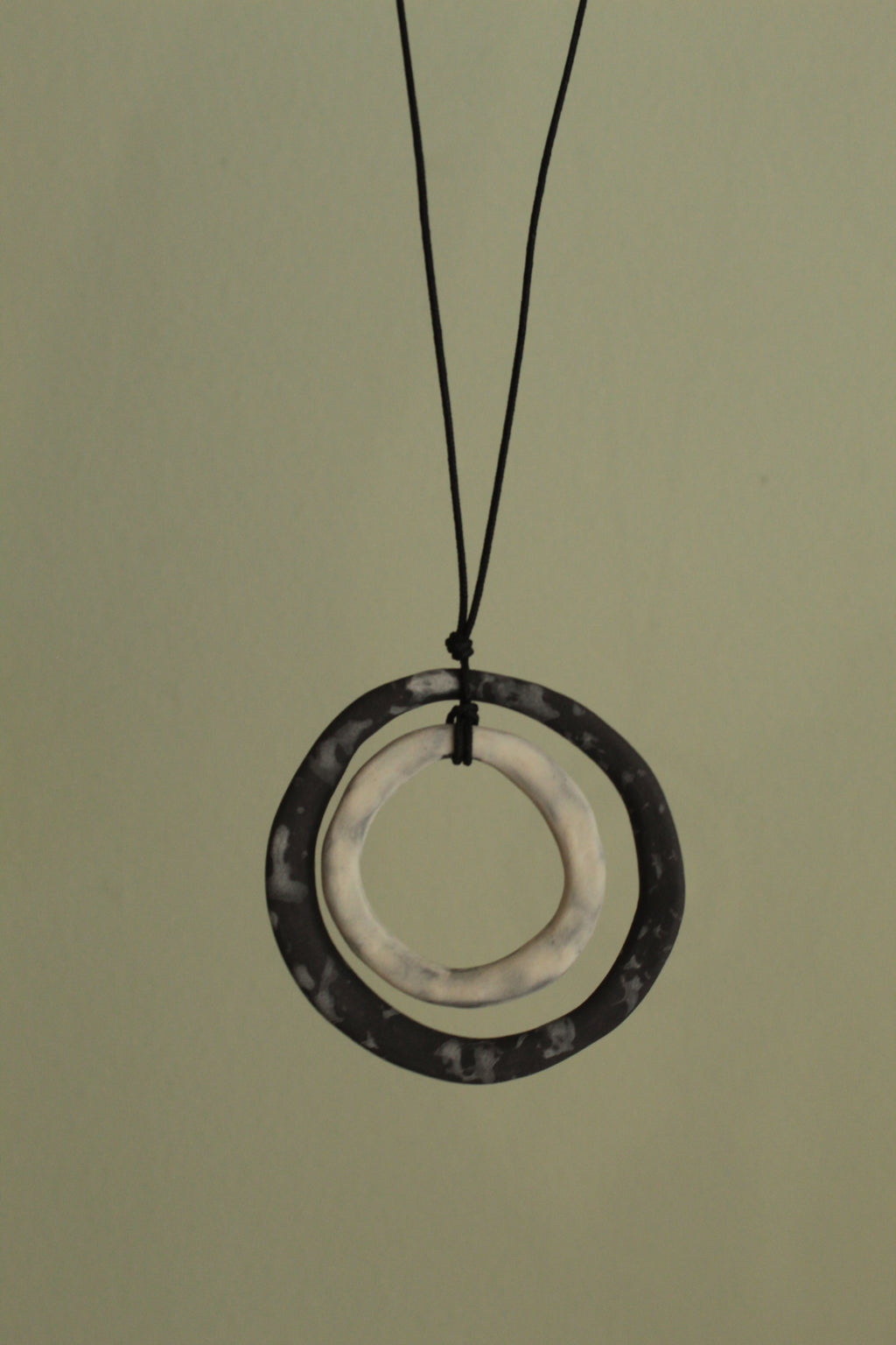 Black and white hoops porcelain necklace with white design
