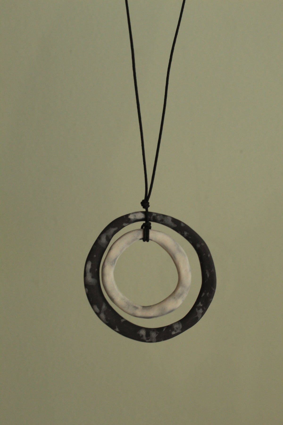 Black and white hoops porcelain necklace with white design