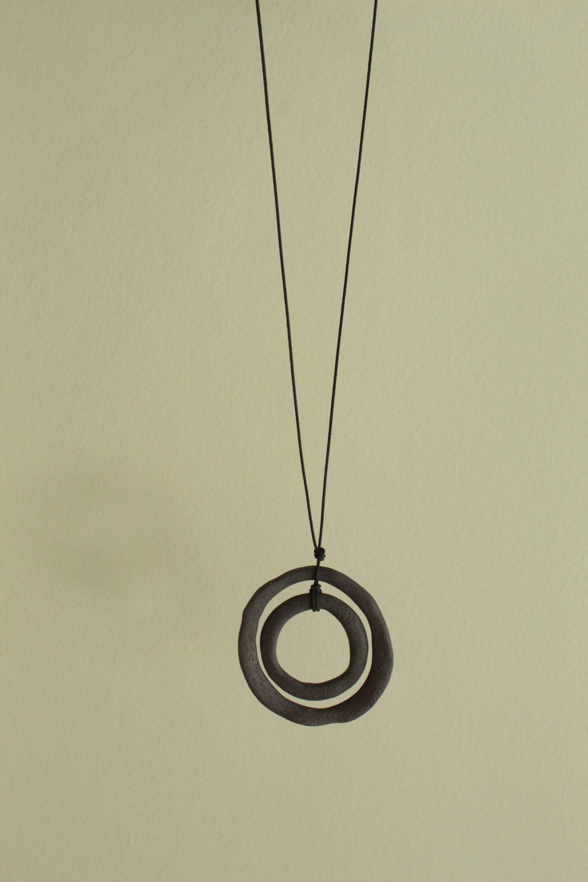 Black hoops porcelain necklace with texture