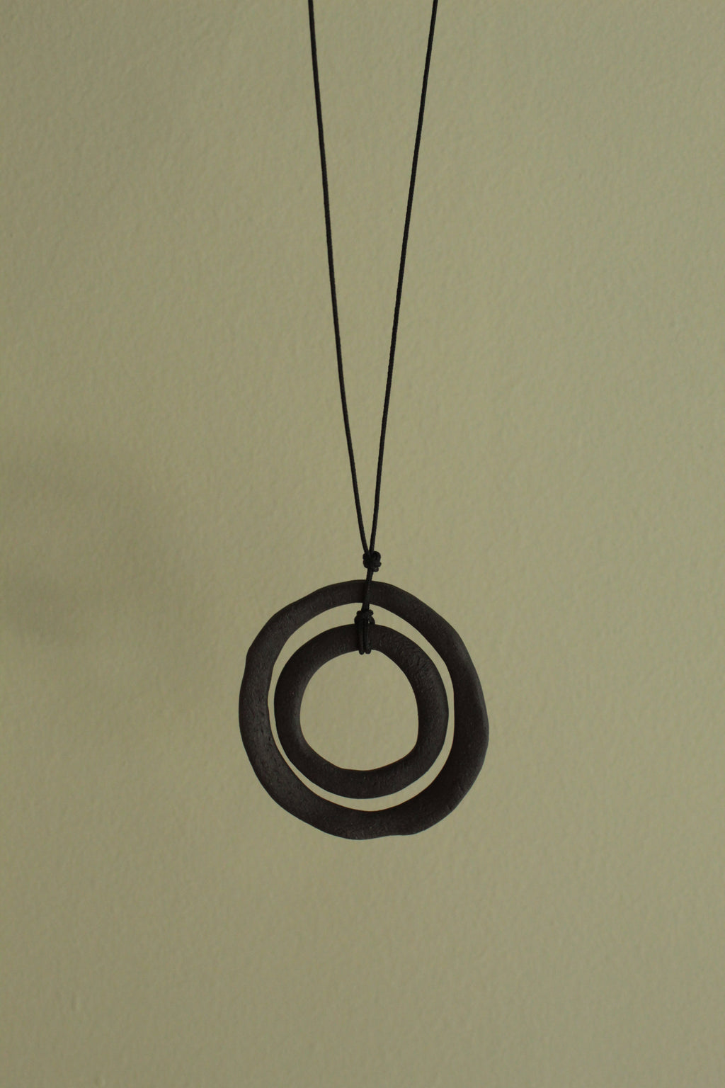 Black hoops porcelain necklace with texture