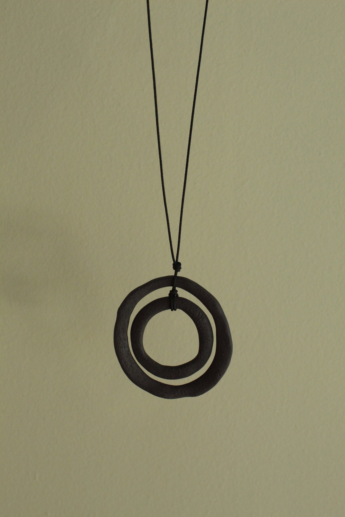 Black hoops porcelain necklace with texture
