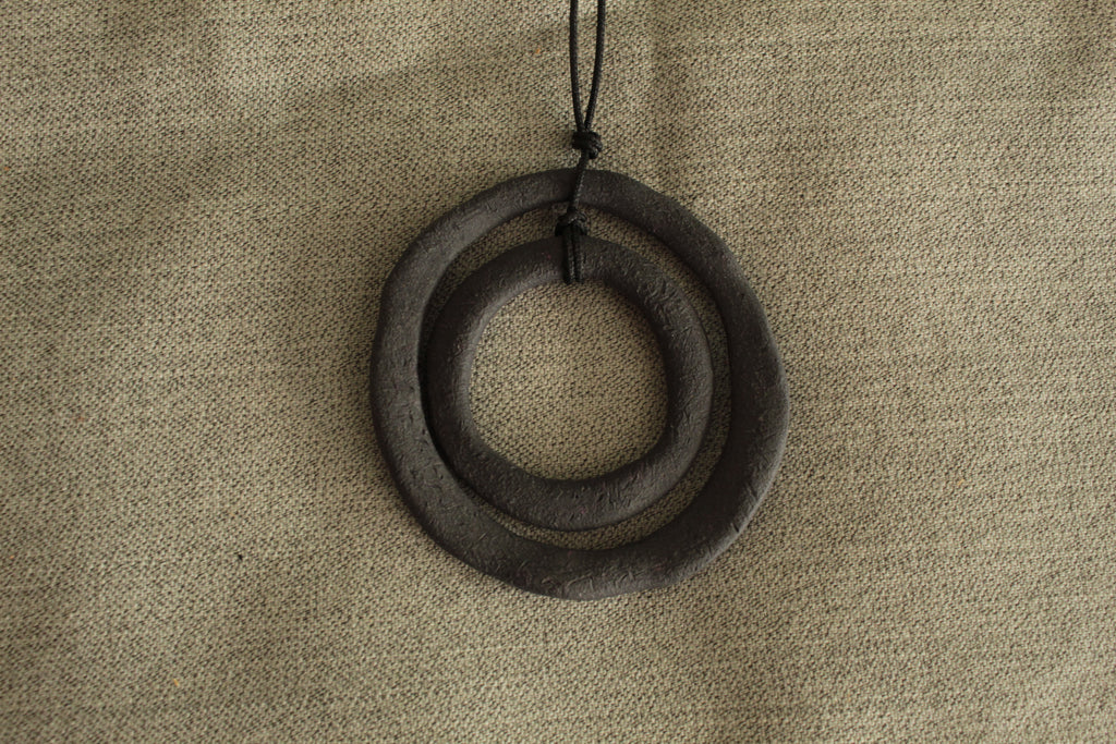 Black hoops porcelain necklace with texture