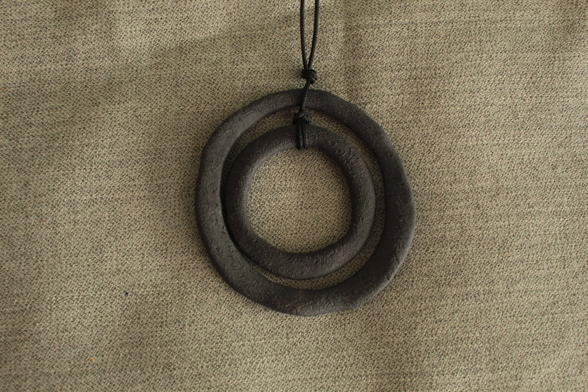 Black hoops porcelain necklace with texture