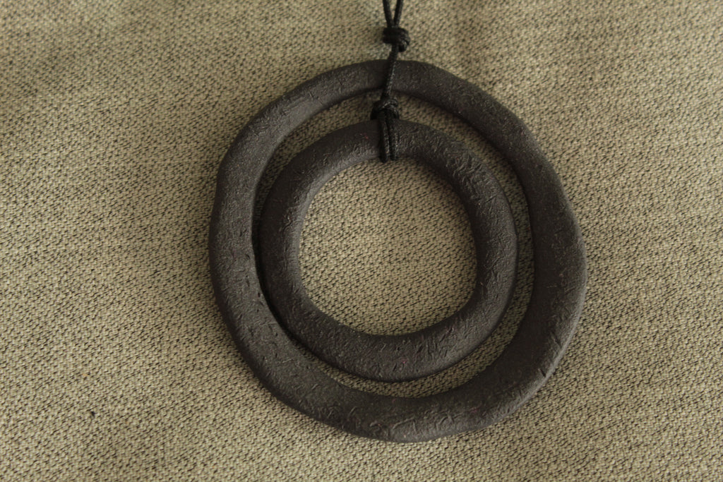 Black hoops porcelain necklace with texture