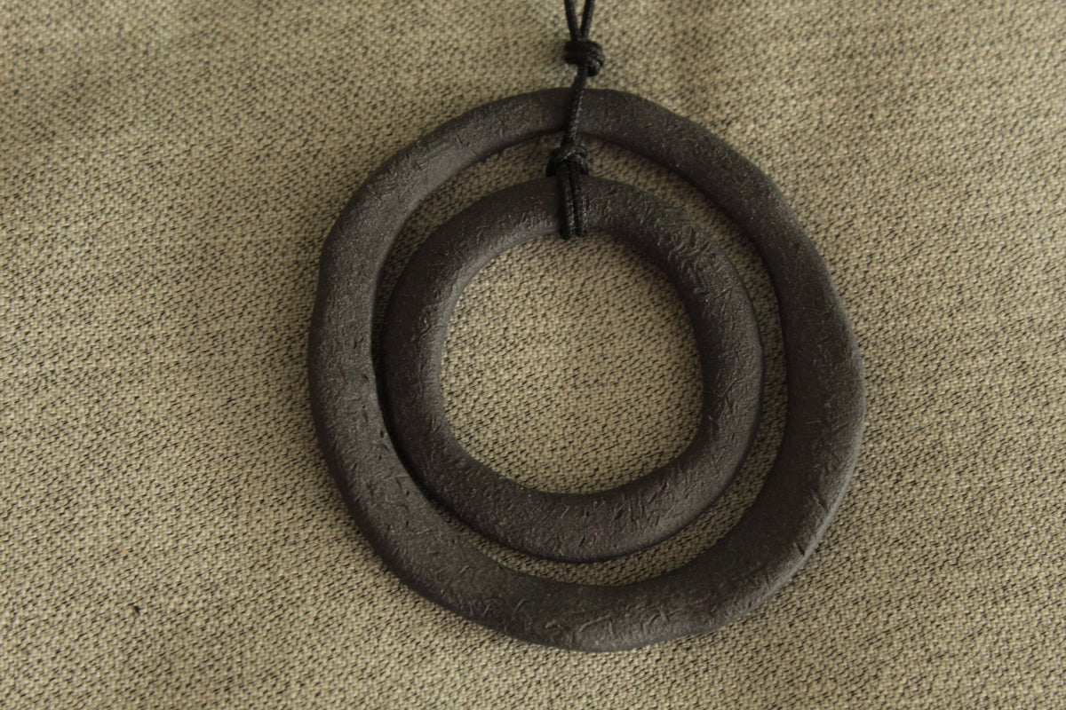 Black hoops porcelain necklace with texture