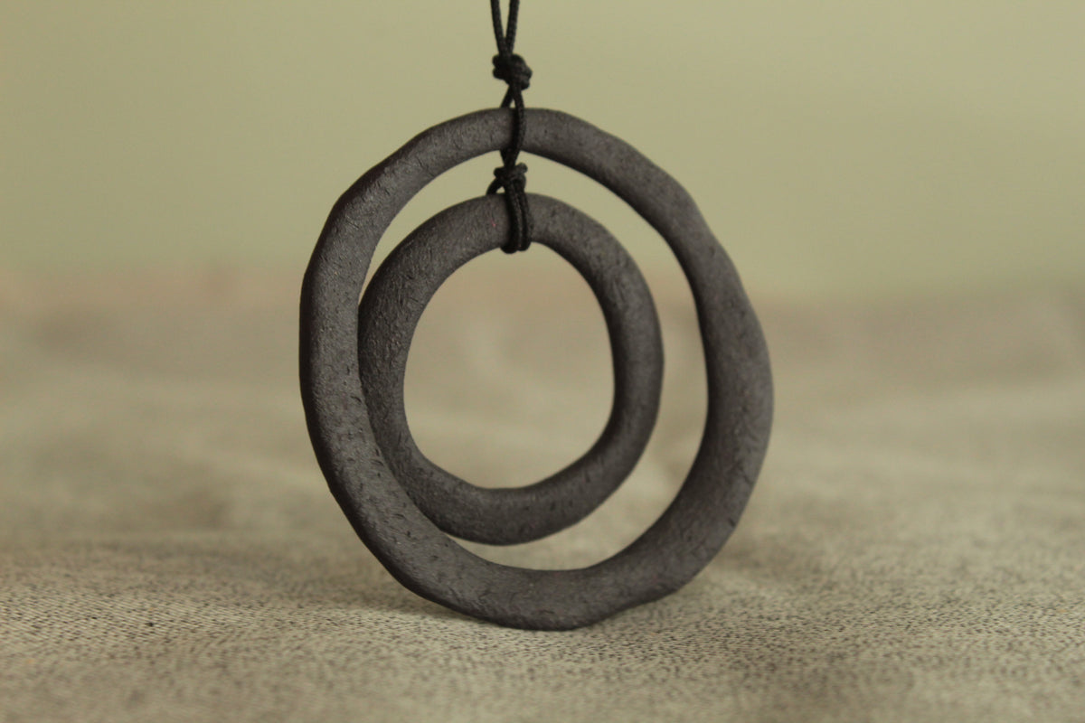Black hoops porcelain necklace with texture