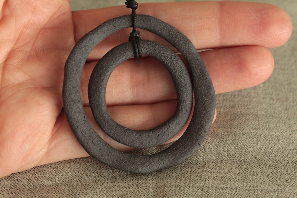 Black hoops porcelain necklace with texture
