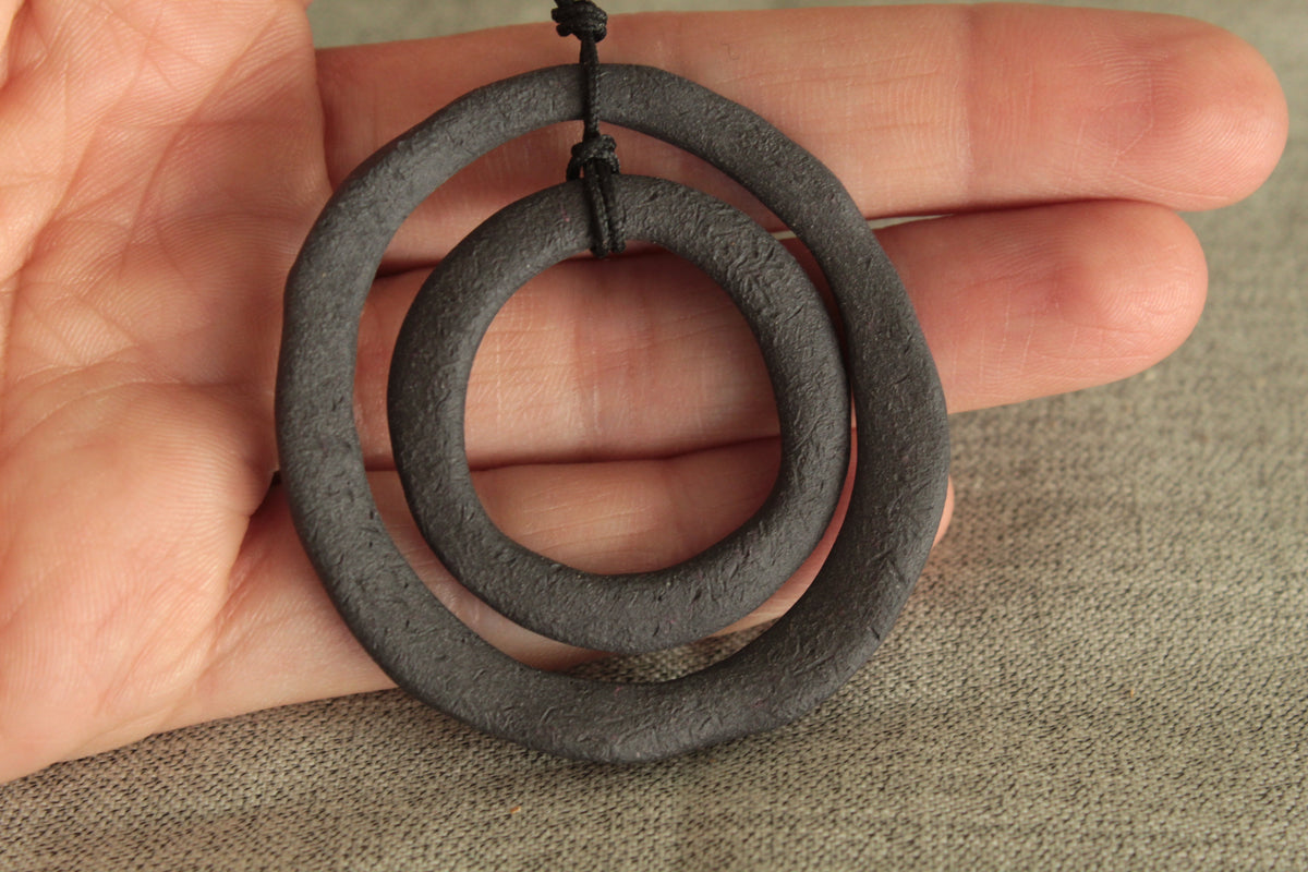 Black hoops porcelain necklace with texture