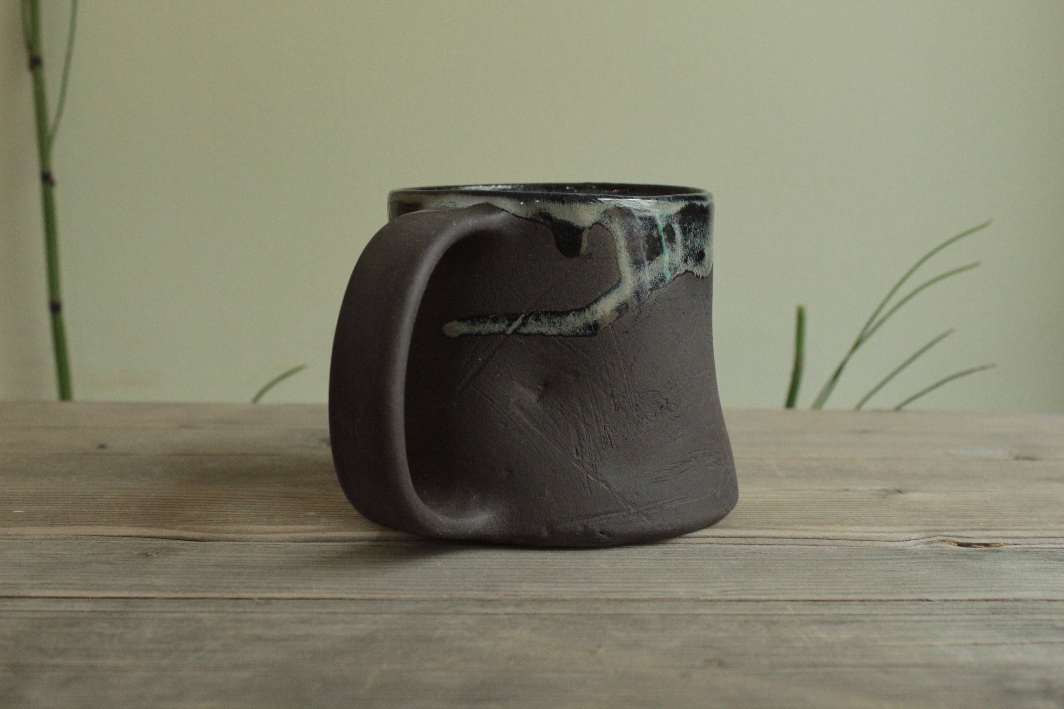 Dark ciel mug with texture and dribbles
