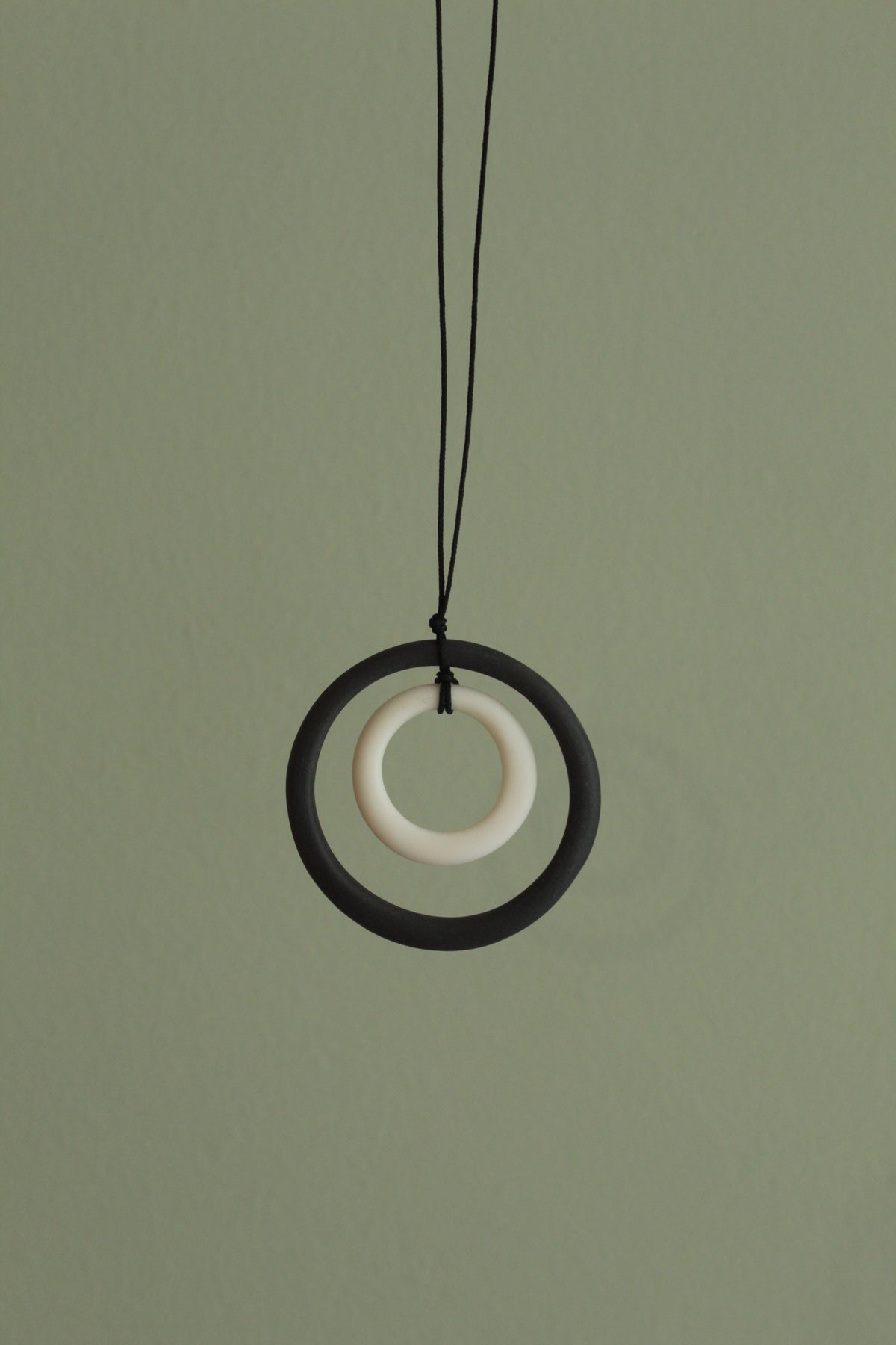 Black and white hoops porcelain necklace