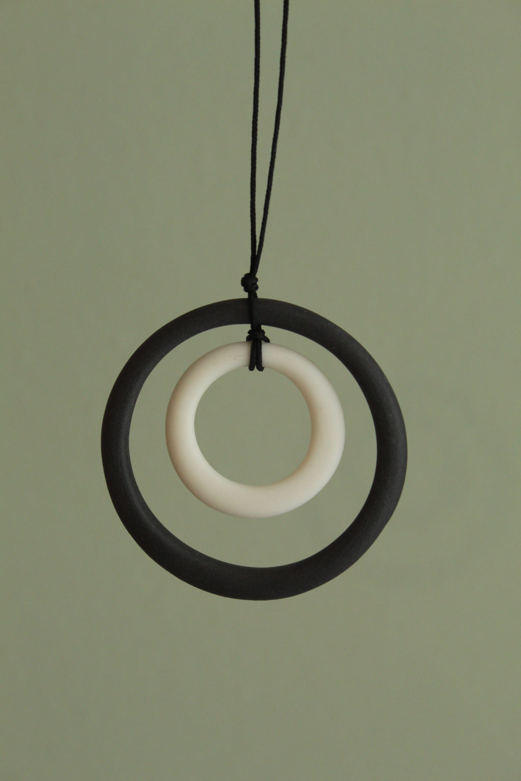 Black and white hoops porcelain necklace
