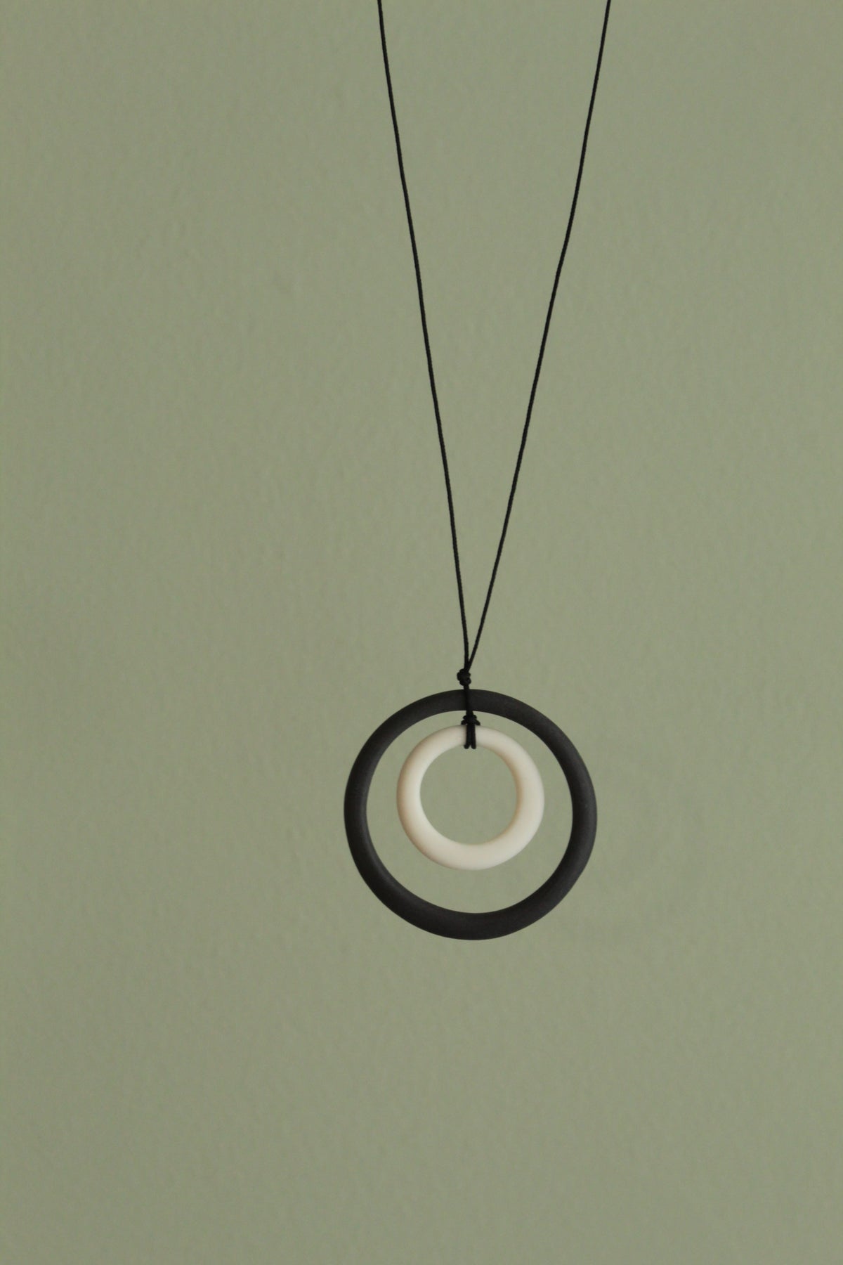 Black and white hoops porcelain necklace