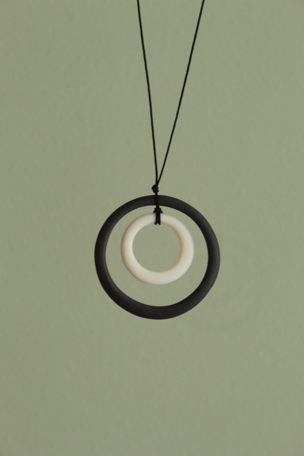 Black and white hoops porcelain necklace