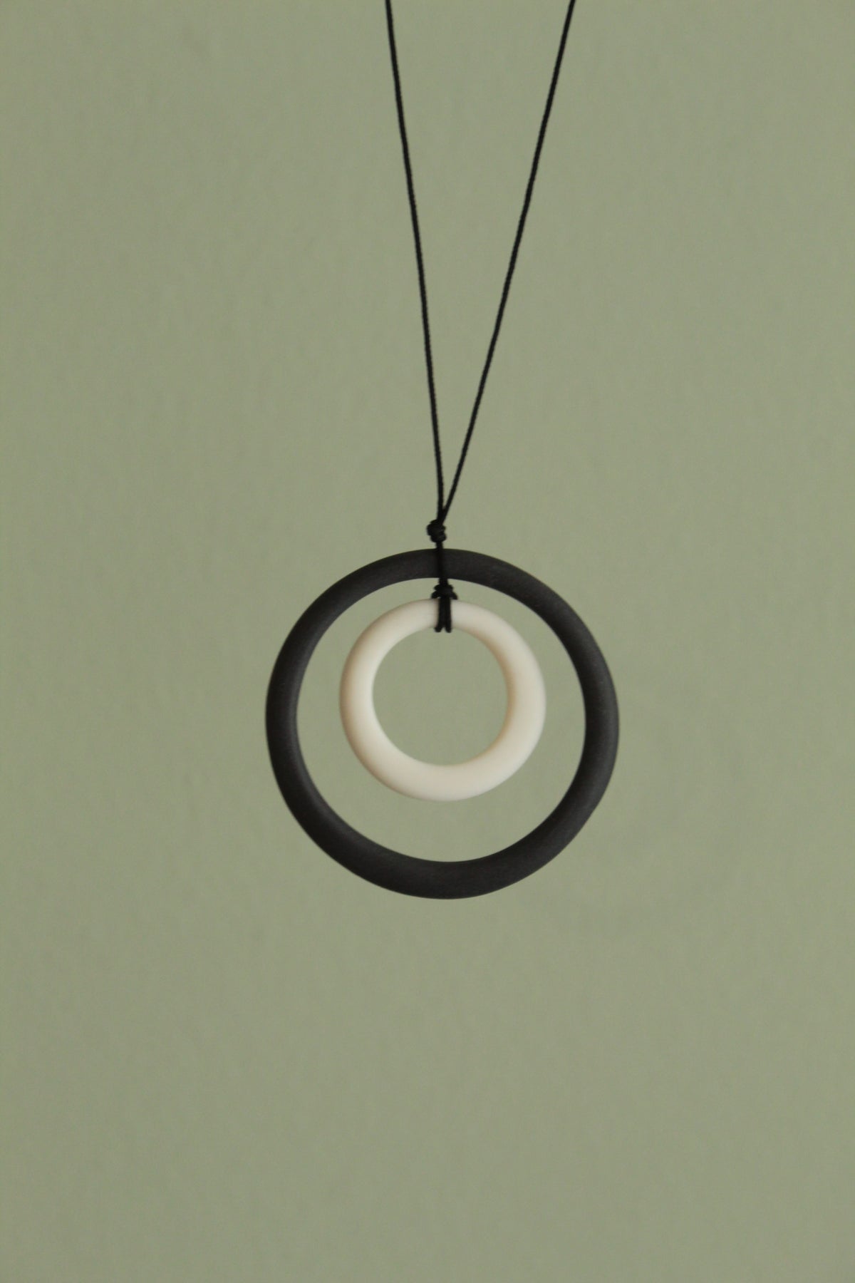 Black and white hoops porcelain necklace