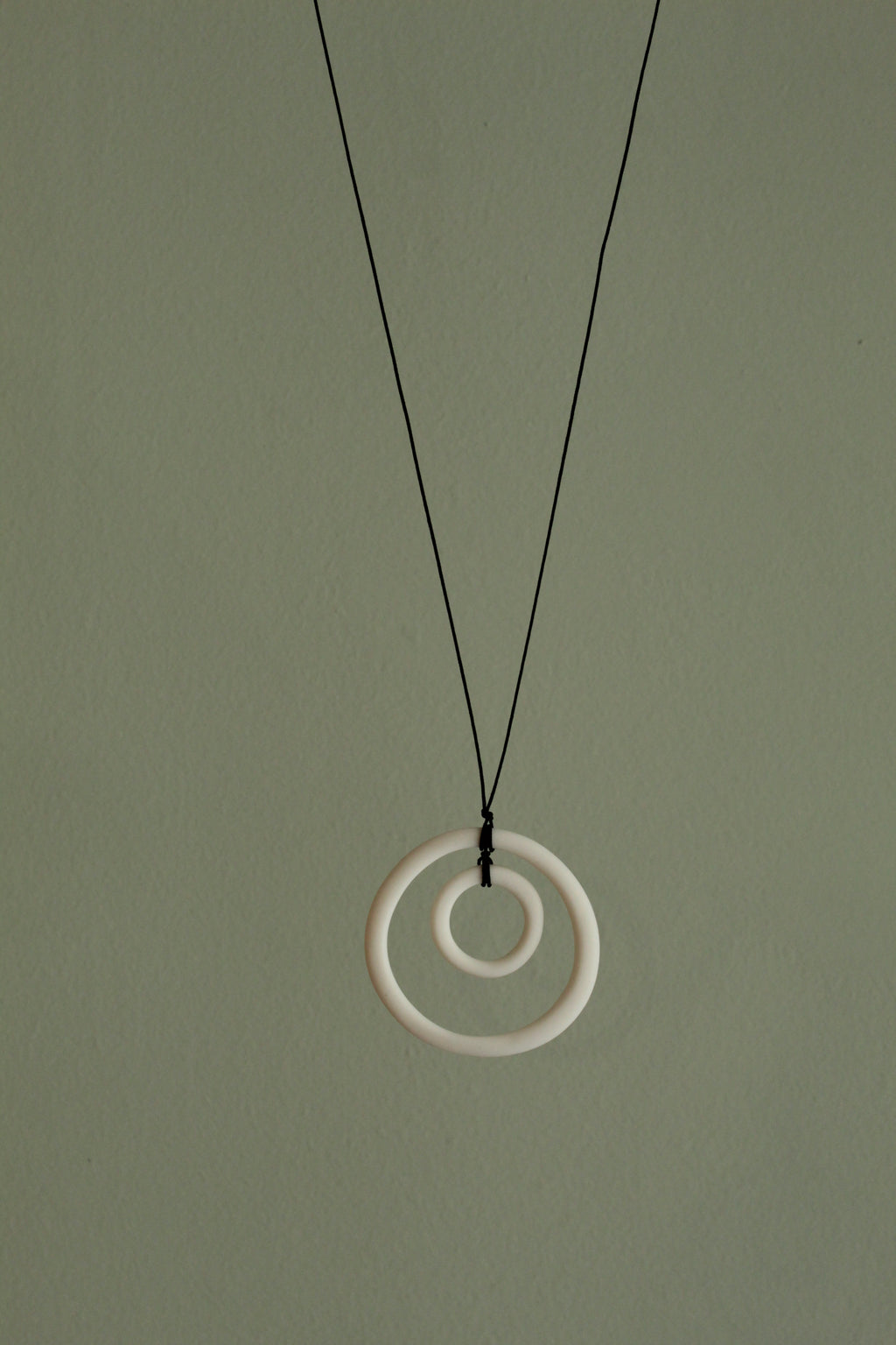 White hoops porcelain necklace
