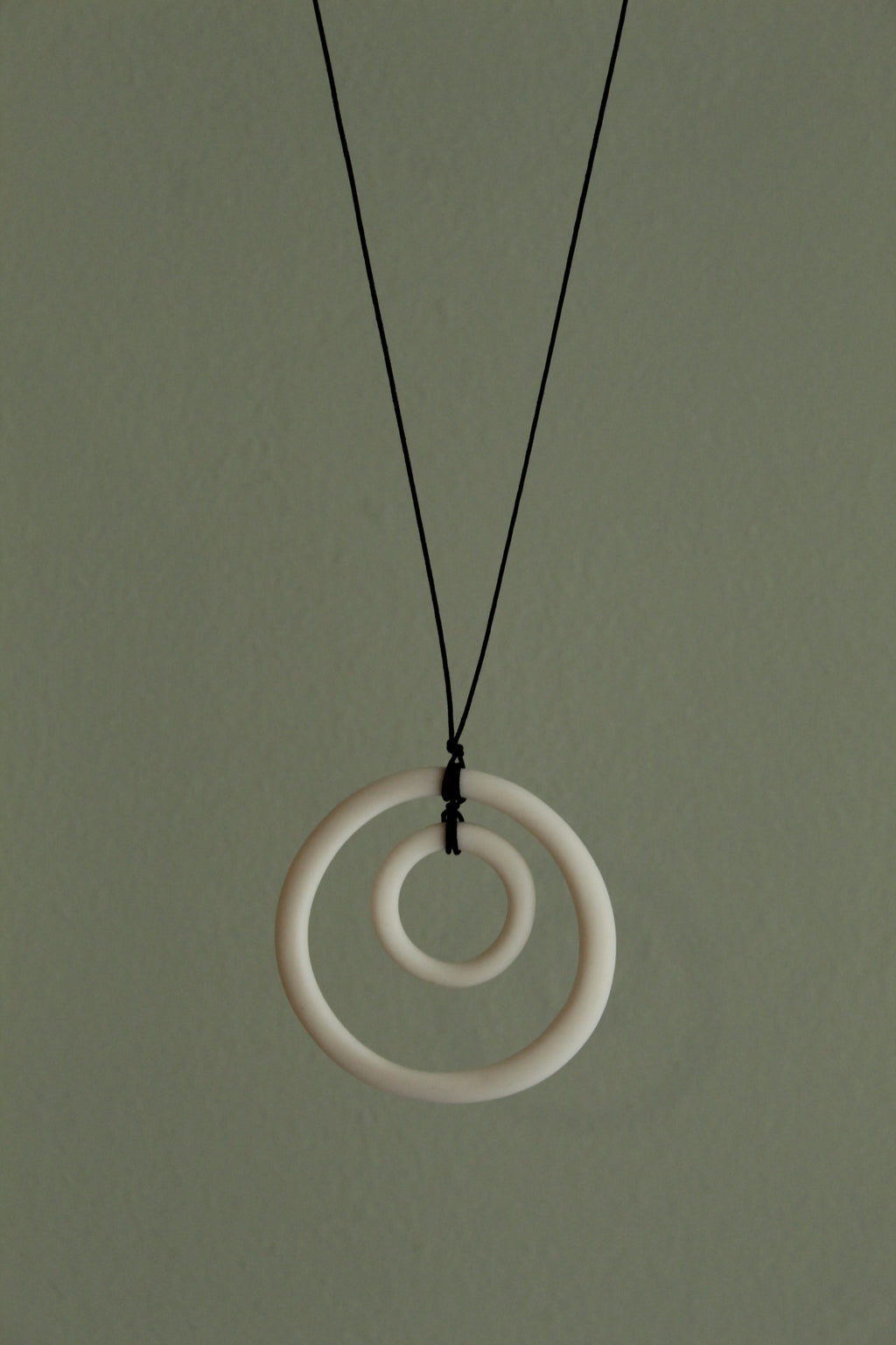 White hoops porcelain necklace