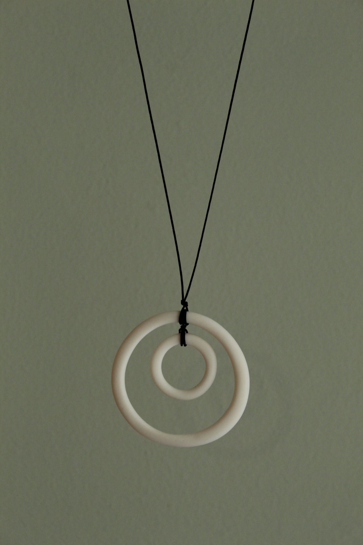 White hoops porcelain necklace