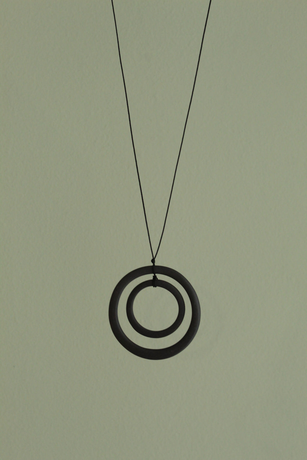 Black hoops porcelain necklace