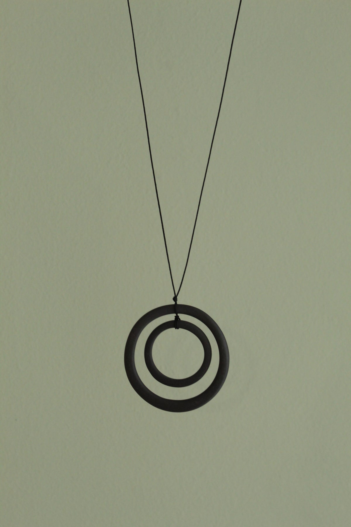 Black hoops porcelain necklace