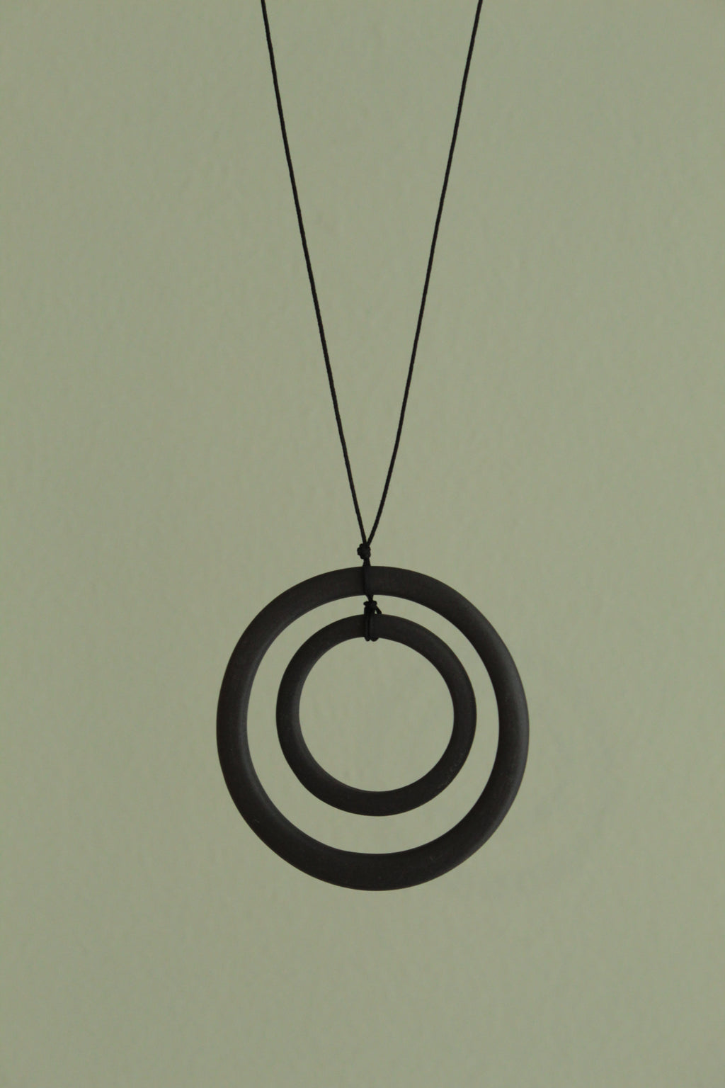 Black hoops porcelain necklace