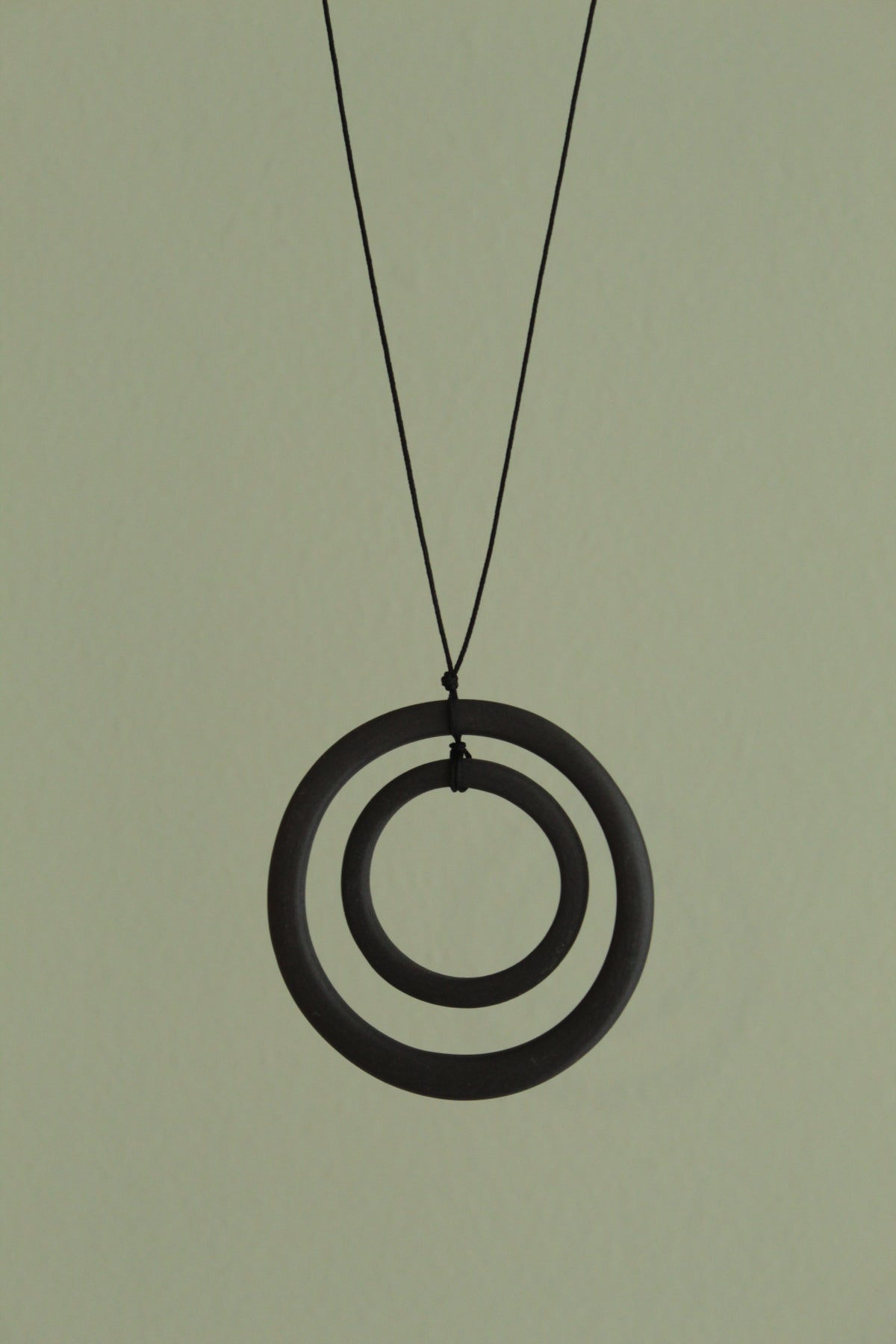 Black hoops porcelain necklace