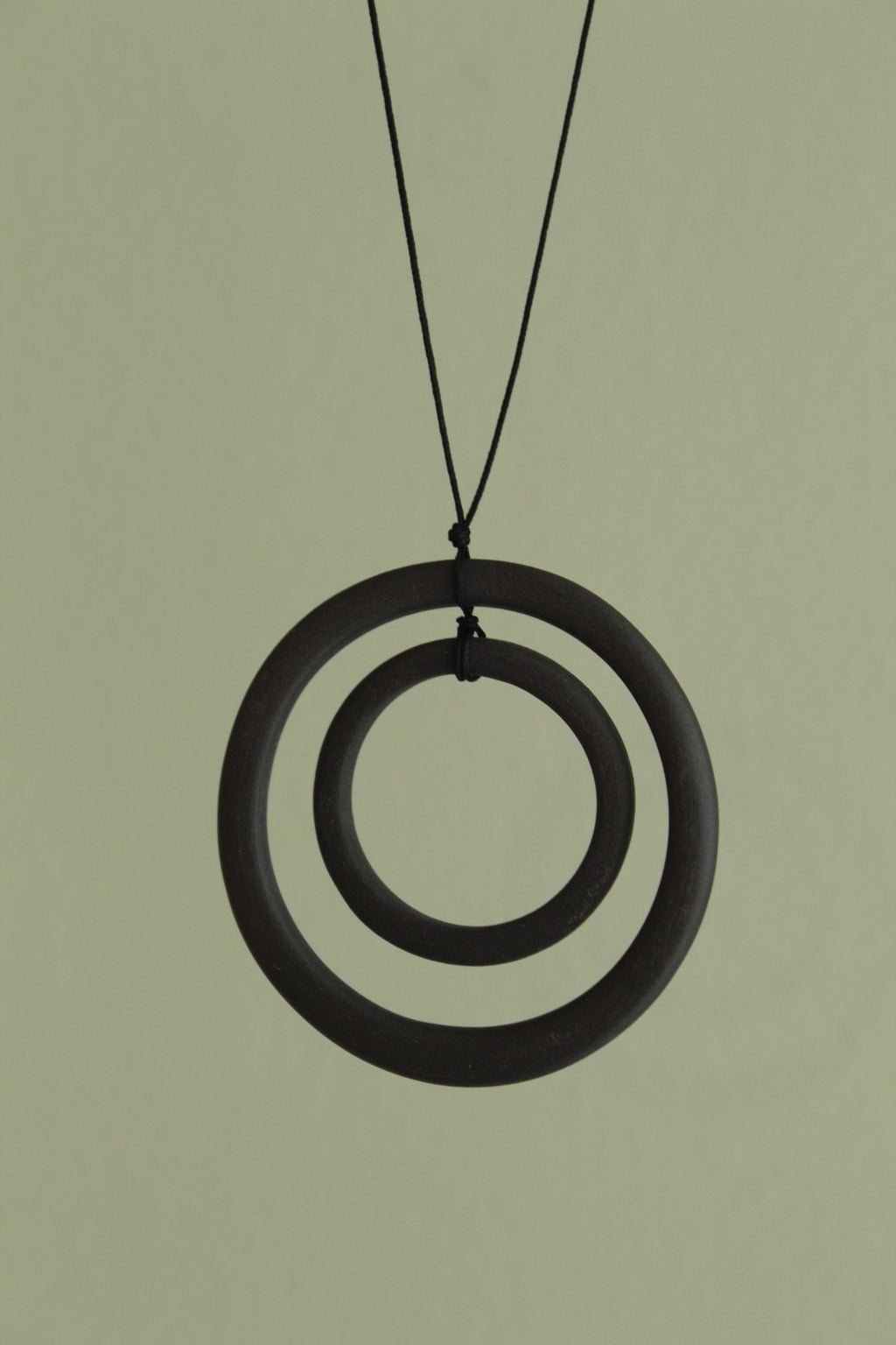 Black hoops porcelain necklace