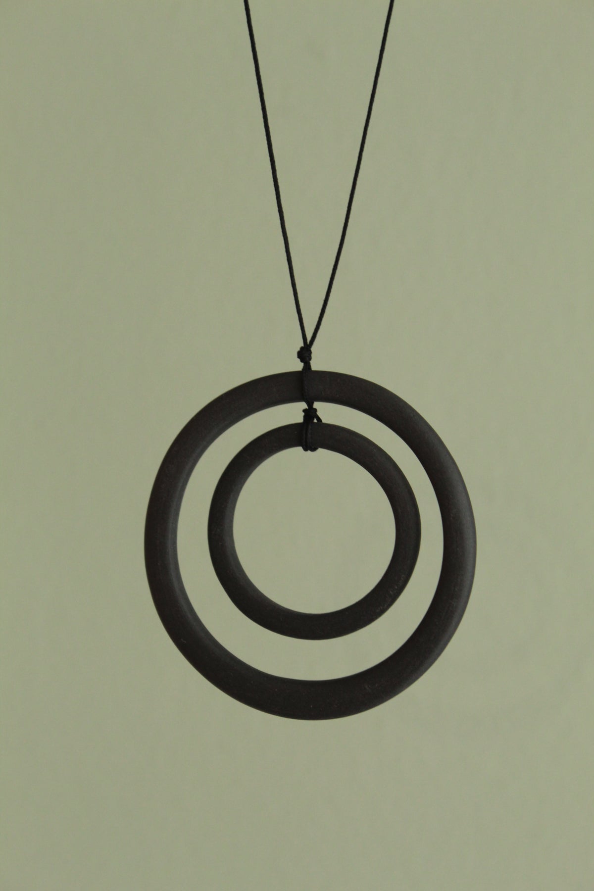 Black hoops porcelain necklace