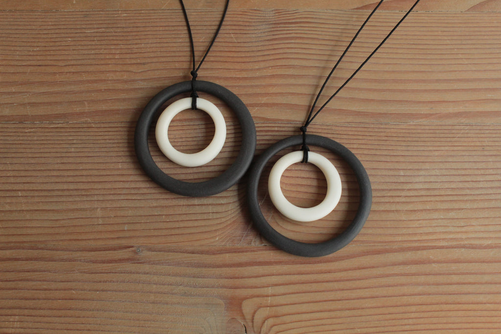 Black and white hoops porcelain necklace