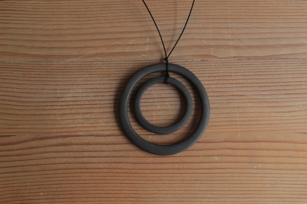Black hoops porcelain necklace