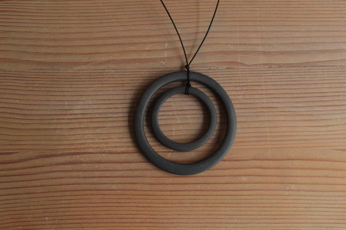 Black hoops porcelain necklace