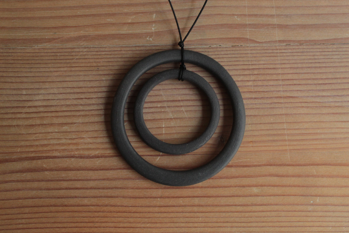 Black hoops porcelain necklace