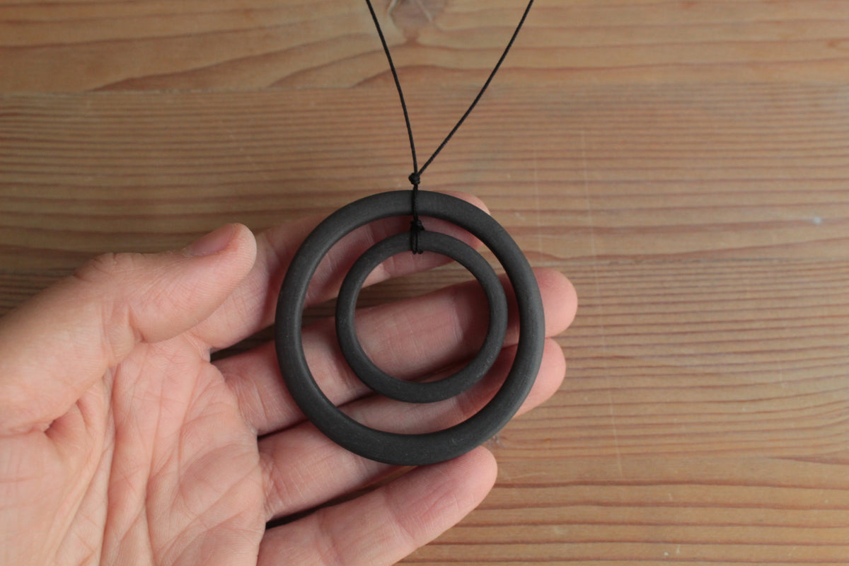 Black hoops porcelain necklace