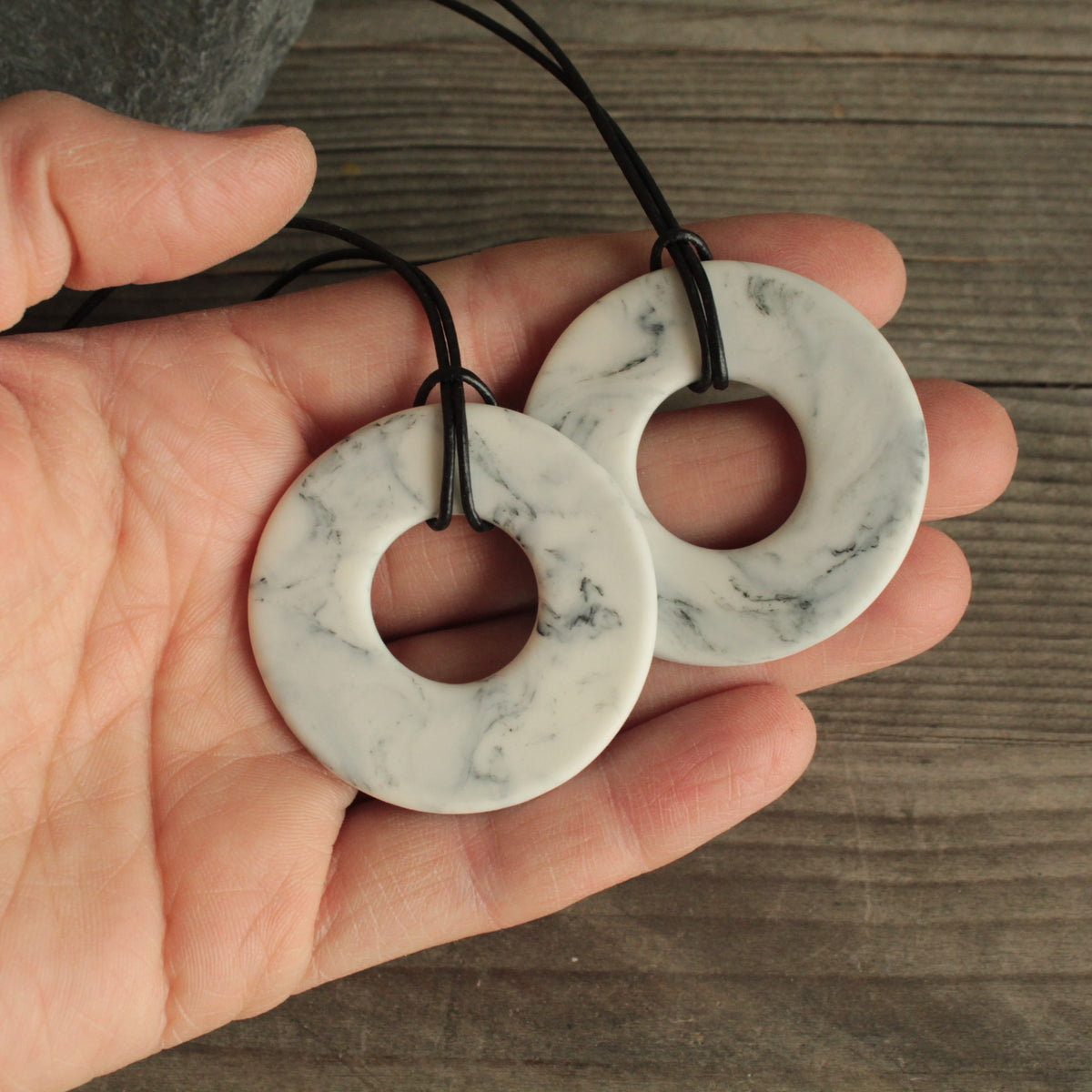 Marble porcelain necklace with leather cord - black