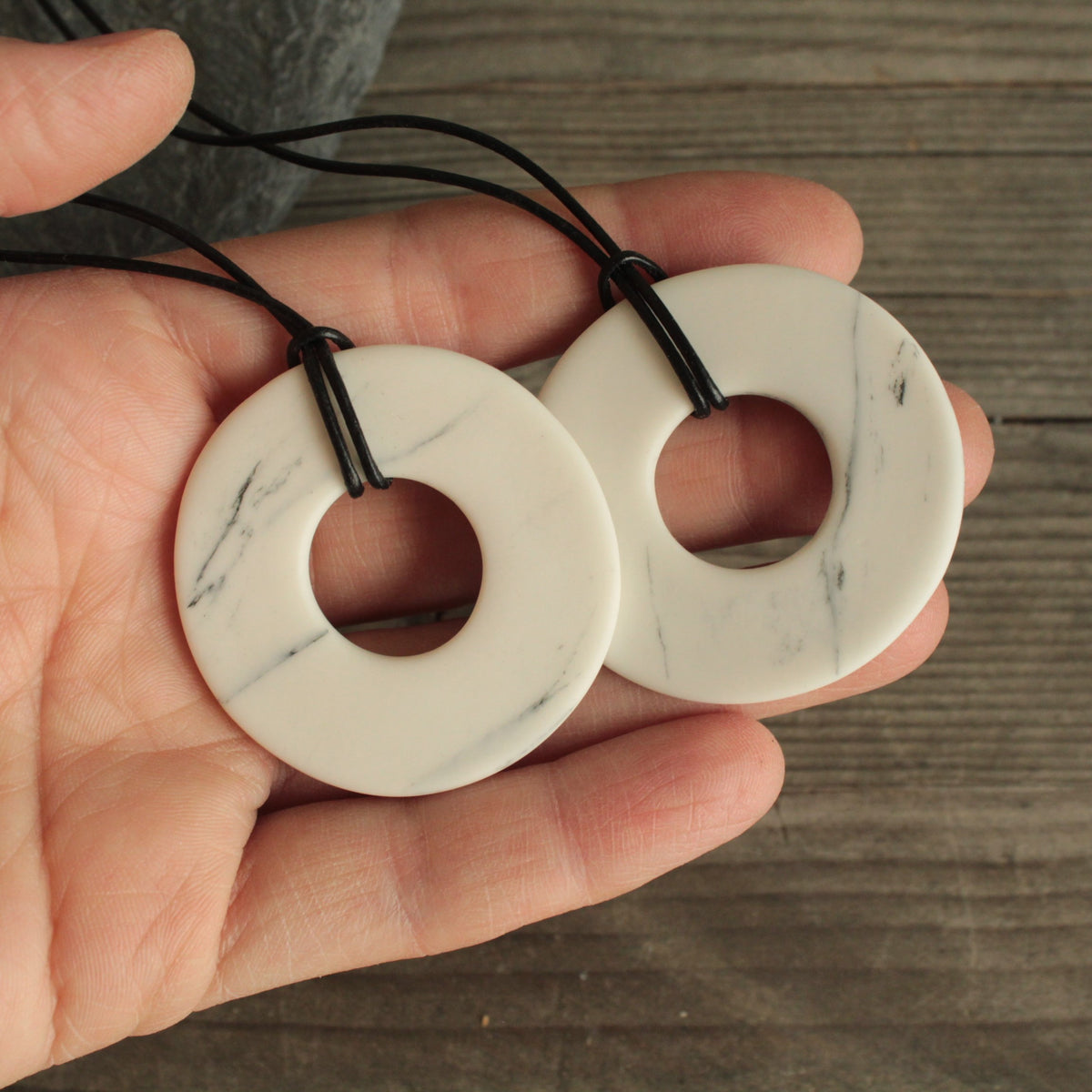 Marble porcelain necklace with leather cord - black