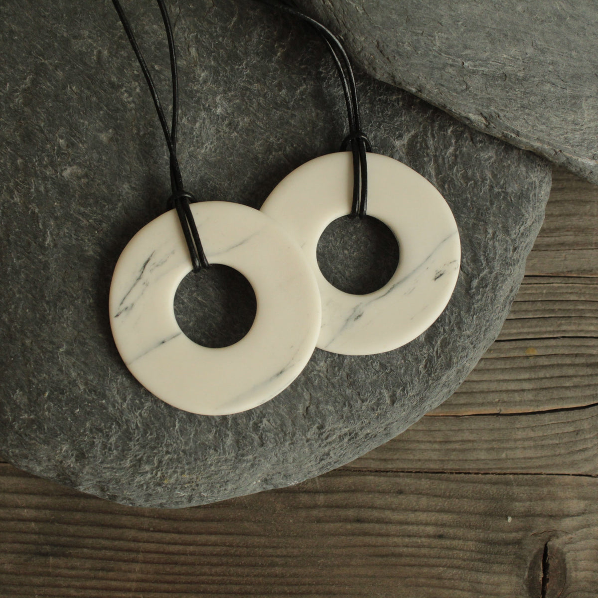 Marble porcelain necklace with leather cord - black