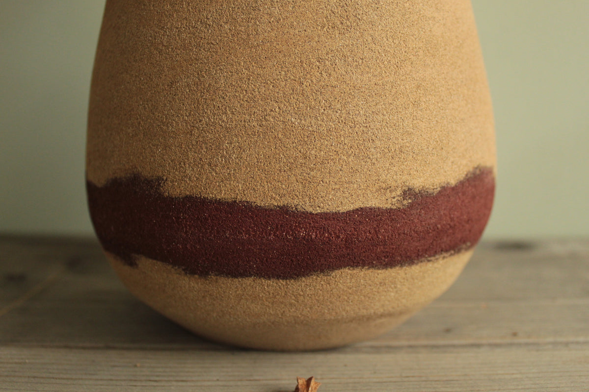Desert sand vase with red stripe