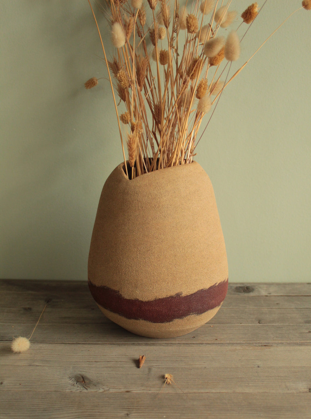 Desert sand vase with red stripe