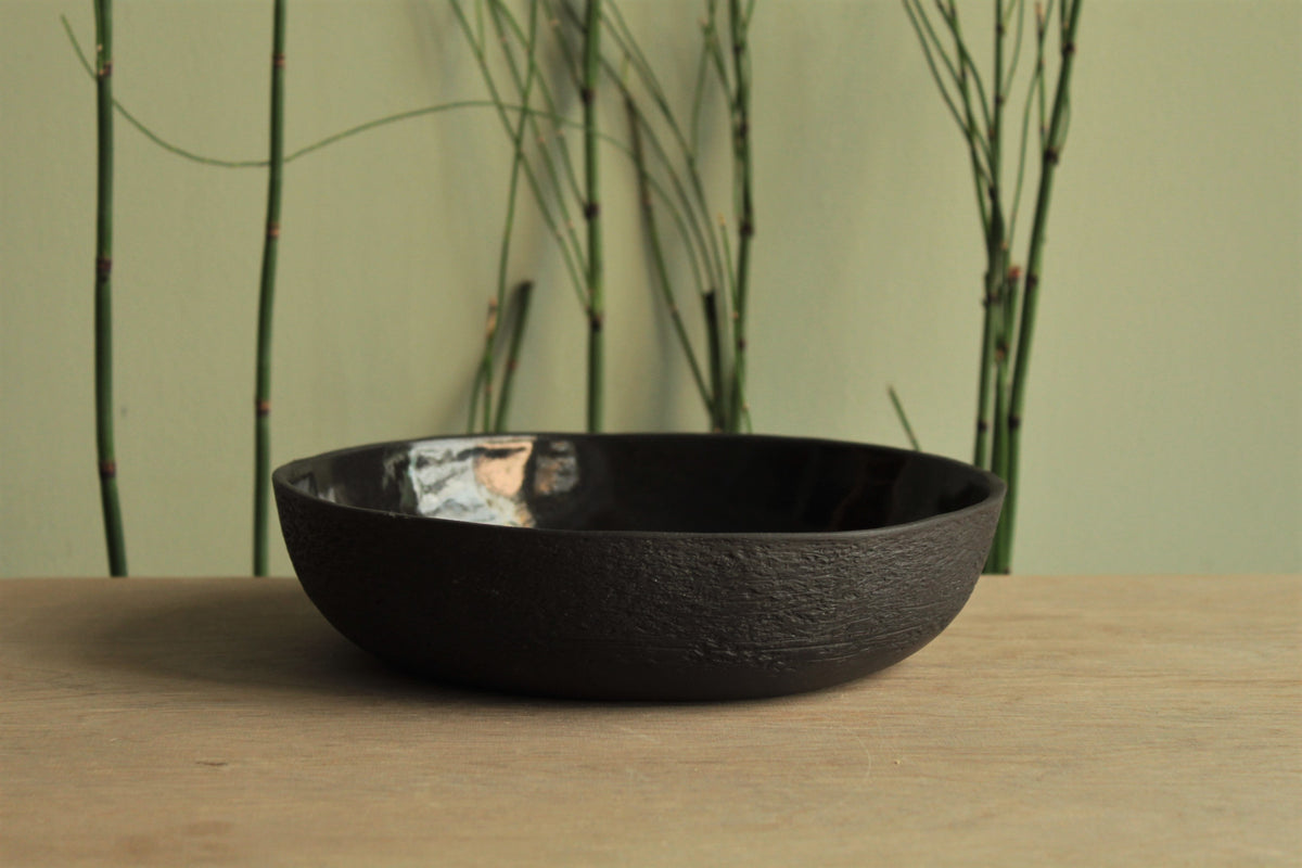 Black deep plate with texture