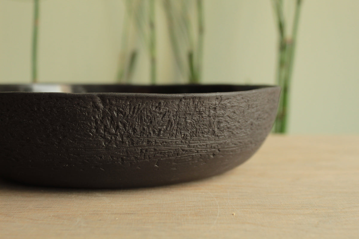 Black deep plate with texture