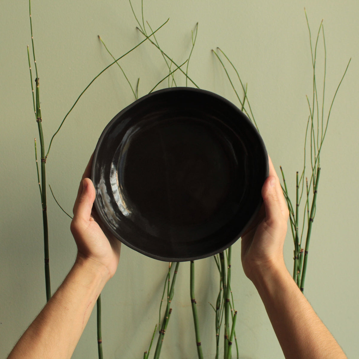 Black deep plate with texture