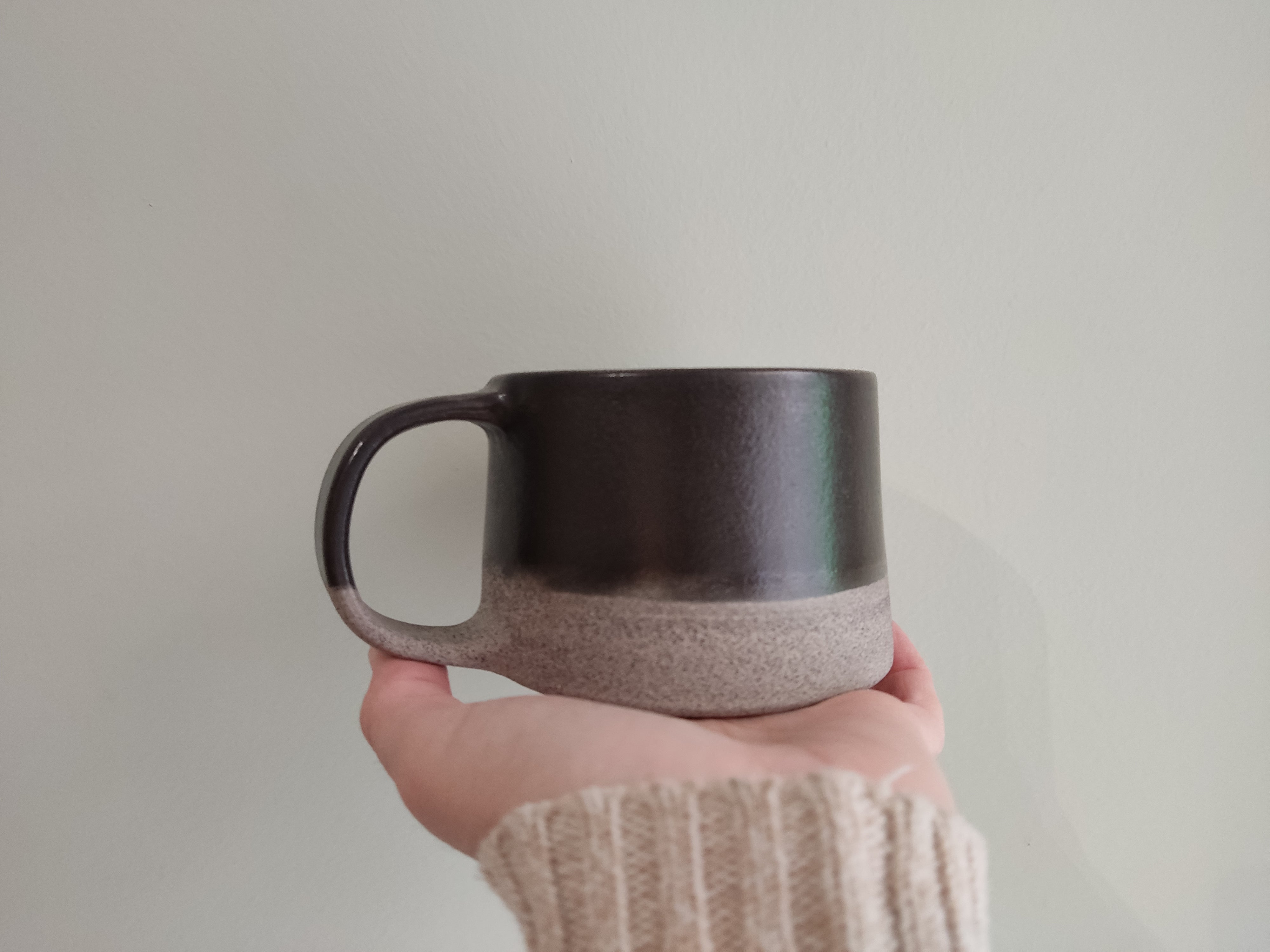 Short mug - black on grey