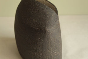 Black vase 1