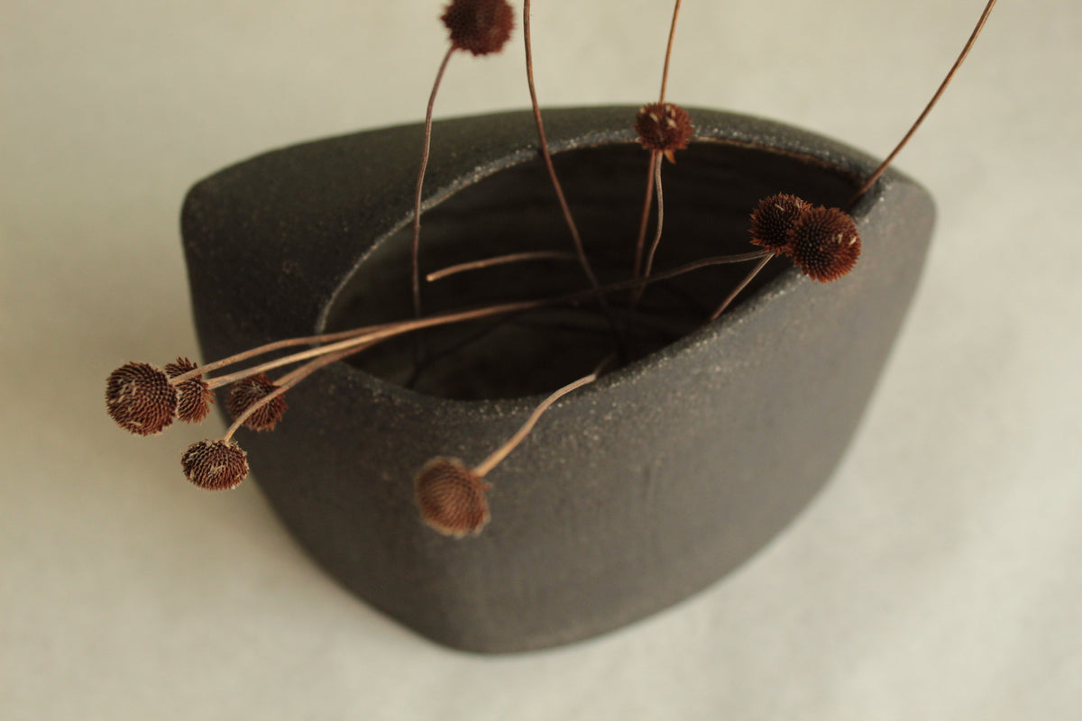 Black vase 1