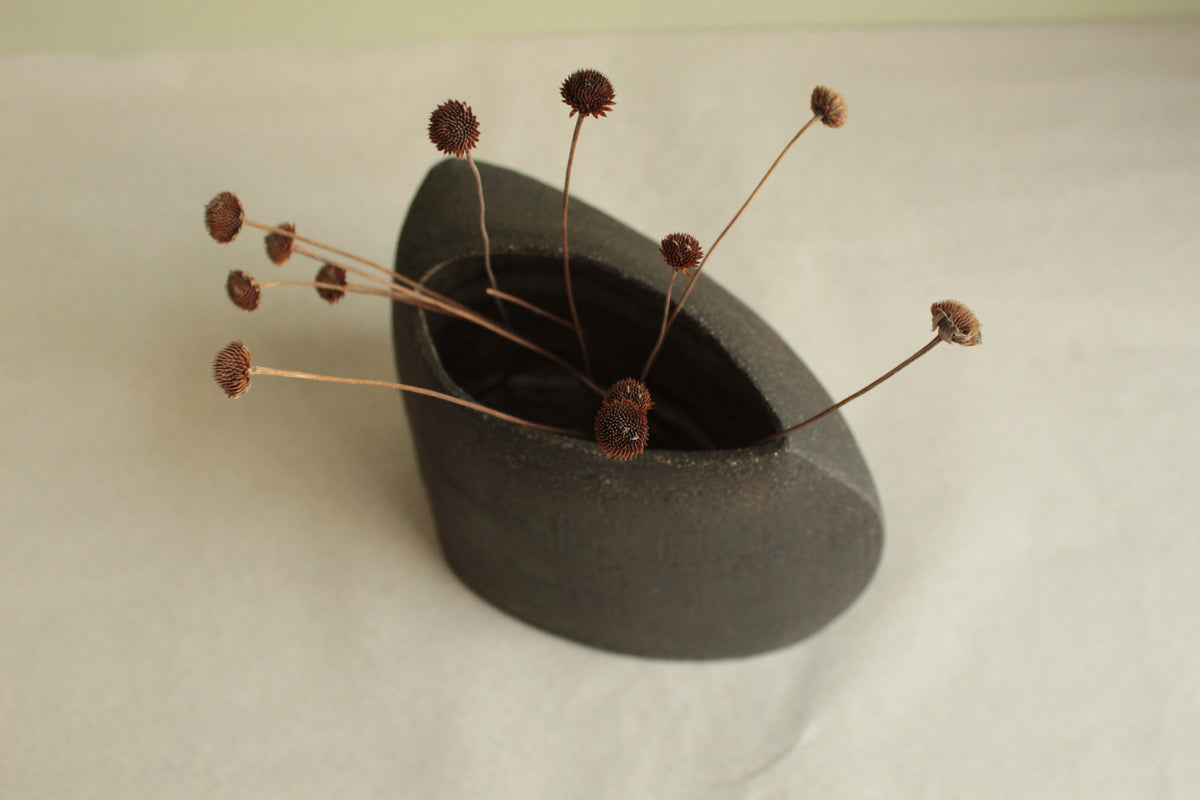 Black vase 1