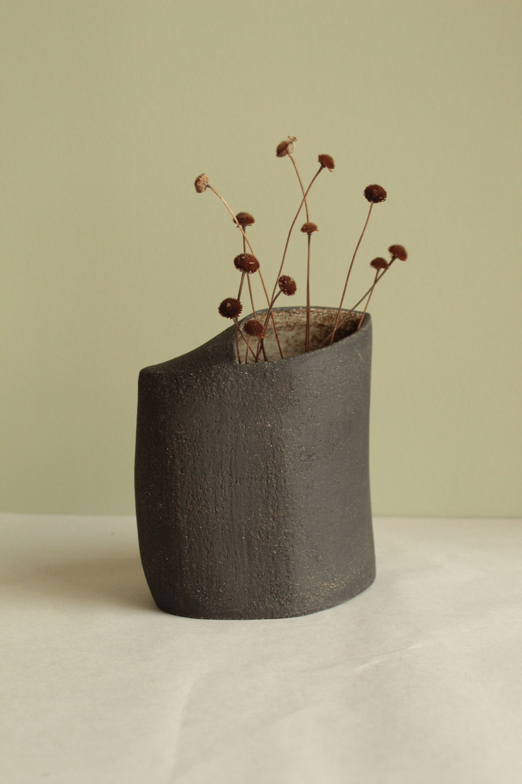 Black vase 1